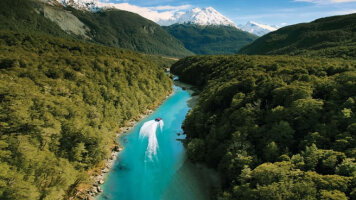 18 Day New Zealand Coastal Expedition with Geothermal Wonders and Southern Peaks (APT)