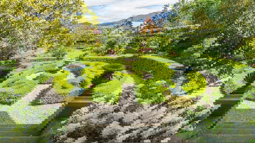 Heritage Gardens, Art & Tastes of Tasmania with Bruny Island