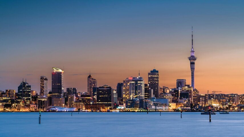 New Zealand Coastal Expedition with Cityscapes to Geothermal Gems