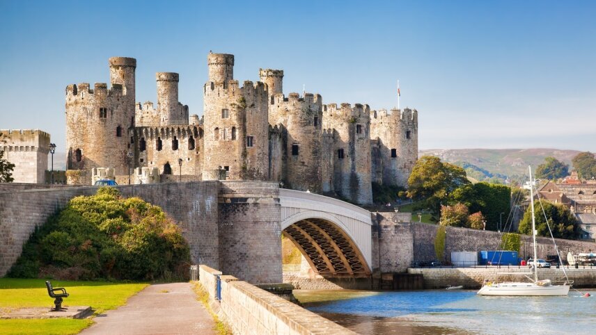 A United Kingdom: The Crown and the Clans