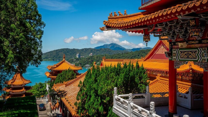 Taiwan Explorer: Lanterns, Lakes & Skyline Views