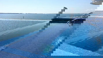 Infinity-Edge Plunge Pool