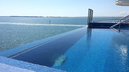 Infinity-Edge Plunge Pool