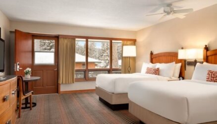 Deluxe Room – Fairmont Jasper Park Lodge, Jasper