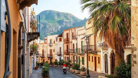 8 Day Italian Treasures: Amalfi Coast, Sicily and Malta (Scenic)