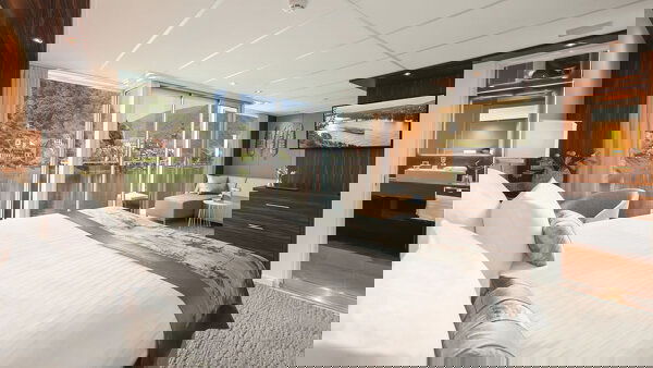 Amadeus Queen Cabin Image