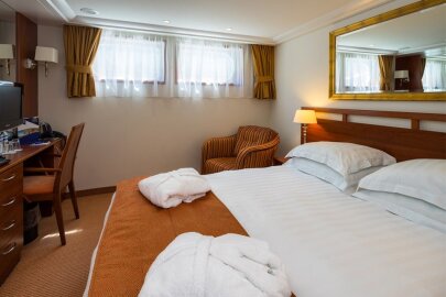 AmaCello Stateroom (Fixed Twin Window)