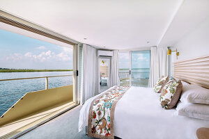 Zambezi Queen Luxury Suite (Outside Balcony)