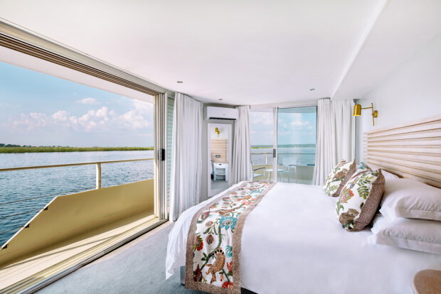 Zambezi Queen Luxury Suite (Outside Balcony)