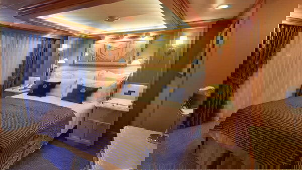 Queen Elizabeth Cabin Image