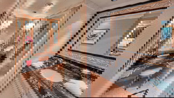 Queen Elizabeth Cabin Image