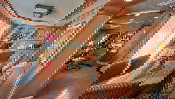 Queen Elizabeth Cabin Image