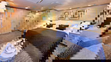 Queen Victoria Deluxe Inside