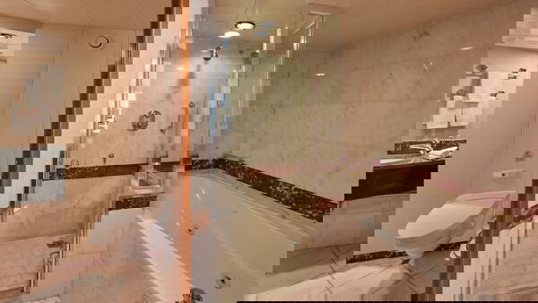 Queen Victoria Cabin Image