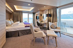 MS Roald Amundsen Corner Suite (Balcony)