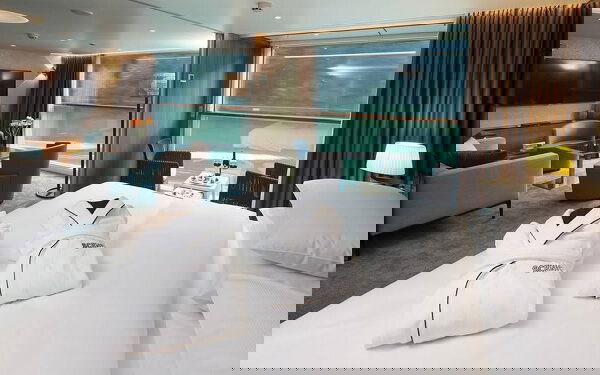 Scenic Crystal Cabin Image