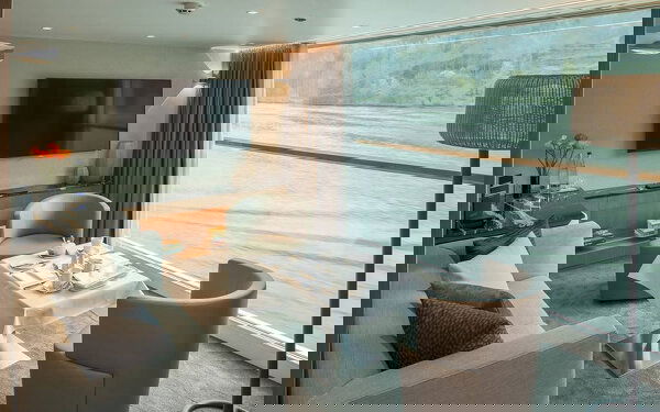 Scenic Crystal Cabin Image