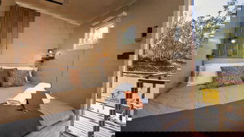 PS Emmylou Queen Cabin