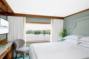 S.S. Bon Voyage Deluxe Stateroom