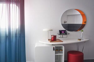 Resilient Lady Solo Sea View