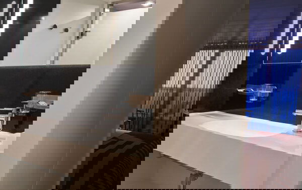 Scarlet Lady Cabin Image