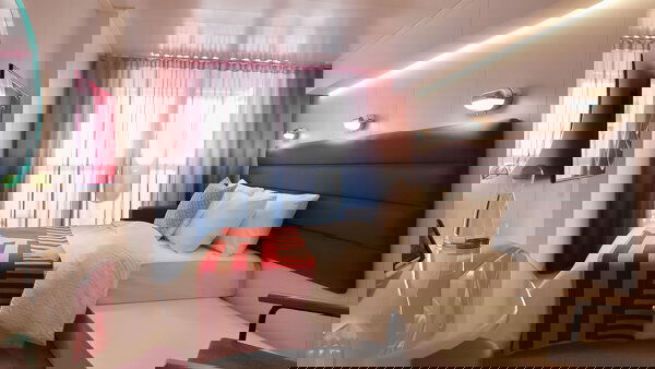 Scarlet Lady Cabin Image